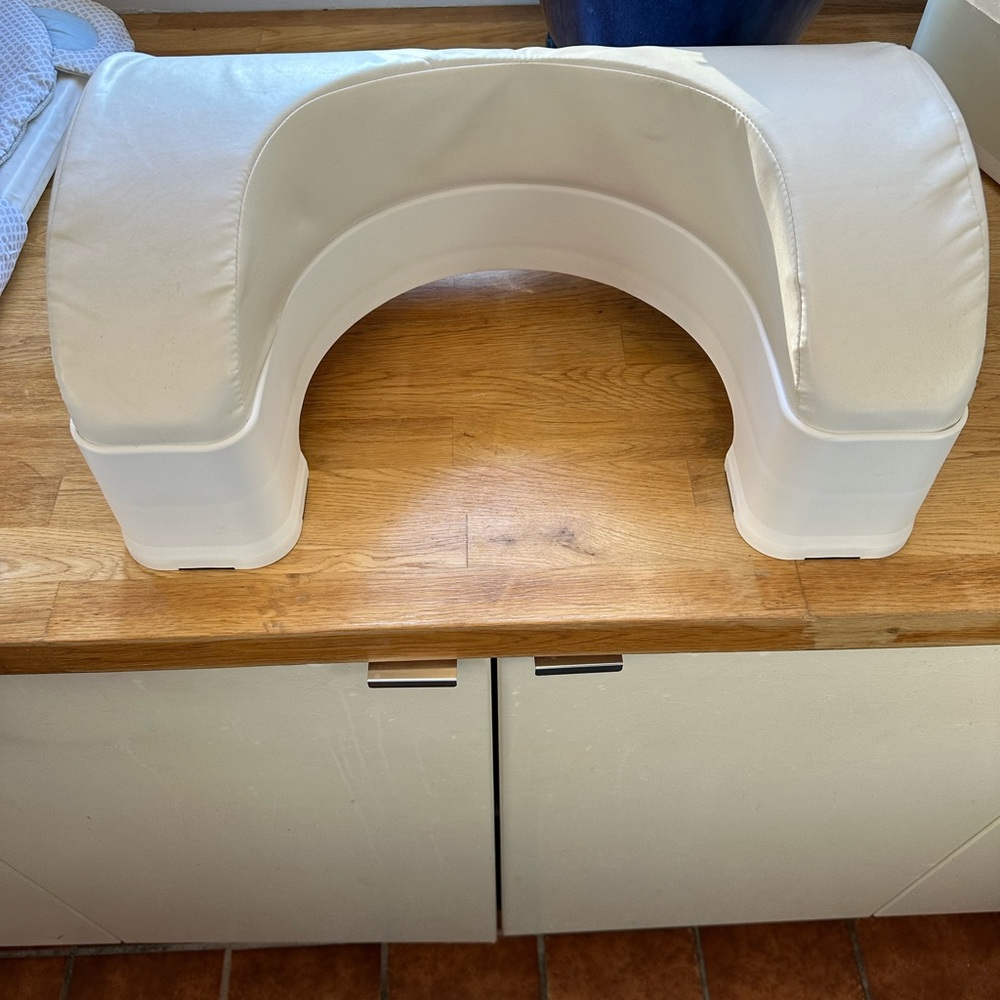 LUXE Bidet Ergonomic Comfort Footstool With Cushion White EUC